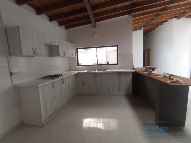 Casa de 5 alcobas en arriendo en Laureles, Medellín, 324 m² · foto 7 de 20