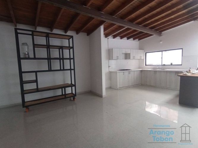Casa de 5 alcobas en arriendo en Laureles, Medellín, 324 m² · foto 8 de 20