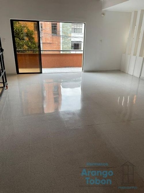 Casa de 5 alcobas en arriendo en Laureles, Medellín, 324 m² · foto 10 de 20