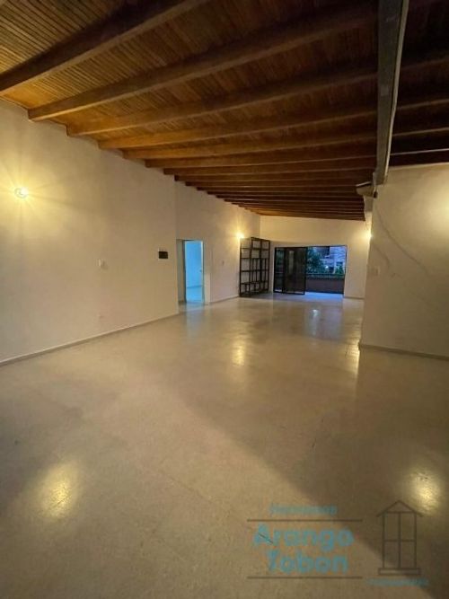 Casa de 5 alcobas en arriendo en Laureles, Medellín, 324 m² · foto 11 de 20