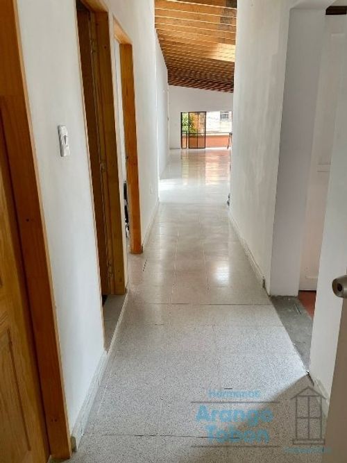 Casa de 5 alcobas en arriendo en Laureles, Medellín, 324 m² · foto 13 de 20