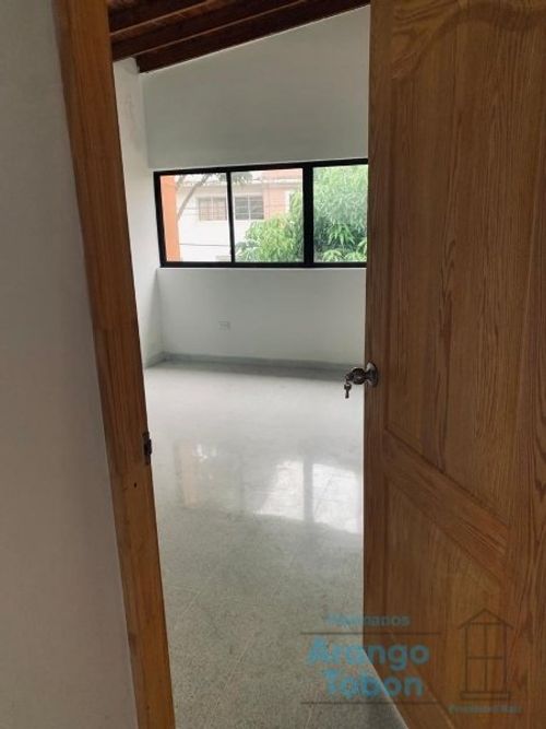 Casa de 5 alcobas en arriendo en Laureles, Medellín, 324 m² · foto 18 de 20
