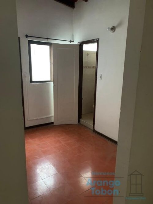 Casa de 5 alcobas en arriendo en Laureles, Medellín, 324 m² · foto 19 de 20