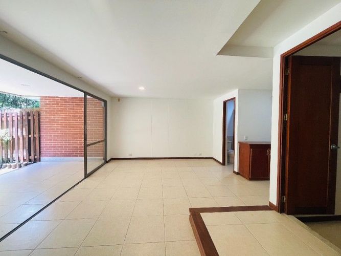 Casa de 3 alcobas en venta en San Lucas, Medellín, 210 m² · foto 2 de 24