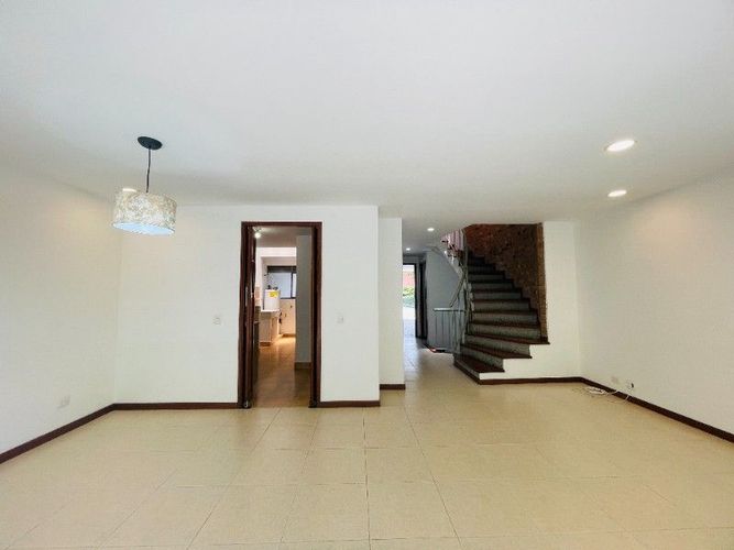 Casa de 3 alcobas en venta en San Lucas, Medellín, 210 m² · foto 3 de 24