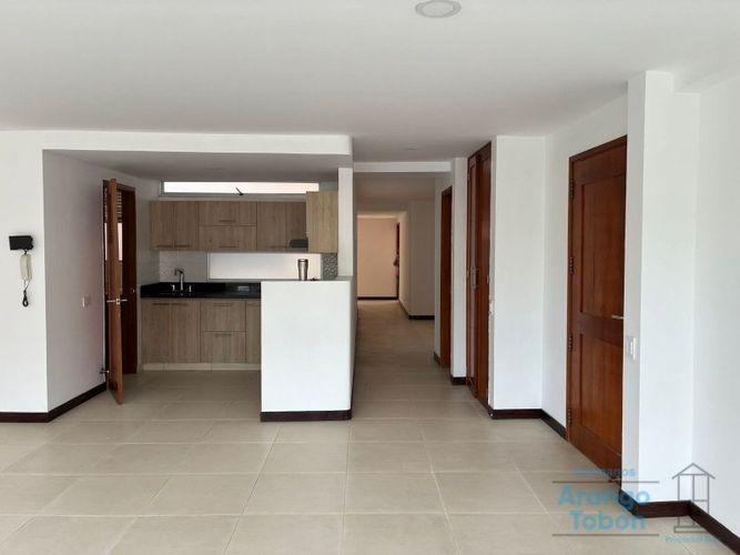 Apartamento de 3 alcobas en venta en Suramericana, Medellín, 142 m² · foto 2 de 13