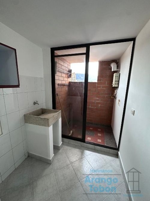 Apartaestudio en venta en U.D. Atanasio Girardot, Medellín, 53 m² · foto 2 de 10