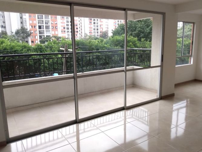 Apartamento en venta en Prados Del Norte, Cali · foto 2 de 16