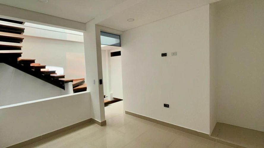 Casa de 7 alcobas en venta en Br. Portachuelo, Girardot, 156 m² · foto 4 de 24