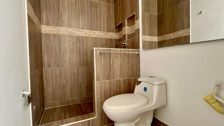 Casa de 7 alcobas en venta en Br. Portachuelo, Girardot, 156 m² · foto 23 de 24