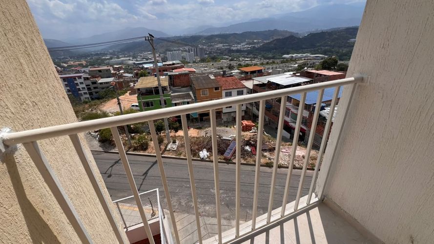 Apartamento de 3 alcobas en venta en Bellavista, Girón, 59 m² · foto 2 de 19