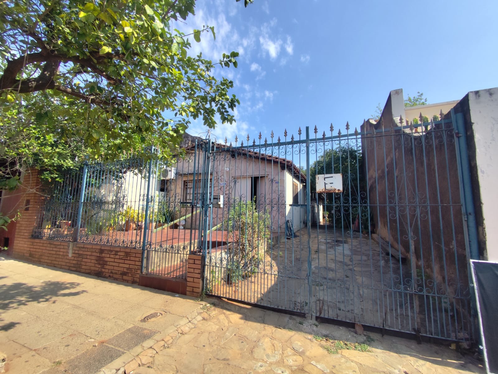 En venta casa a demoler o refaccionar en Asunción — foto 2