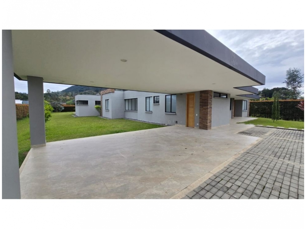 4BR House in La alhambra (2575 m²) for Sale - 2