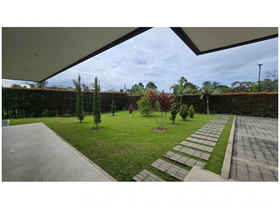 4BR House in La alhambra (2575 m²) for Sale - 4