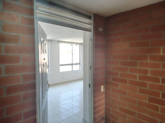 Apartamento de 3 alcobas en venta en Cr. La Finca Sm 9, Madrid, 67 m² · foto 4 de 24