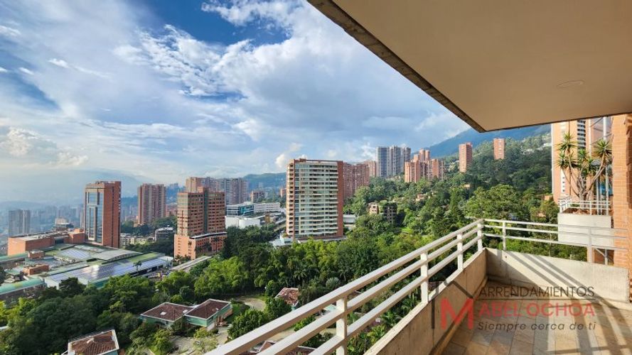 Apartamento de 2 alcobas en venta en El Poblado, Medellín, 115 m² · foto 4 de 23