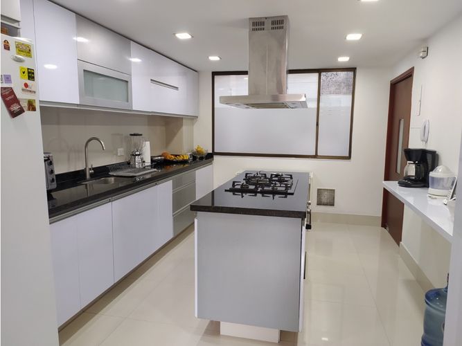 Apartamento de 4 alcobas en venta en Santa Barbara, Bogotá, 213 m² · foto 2 de 18