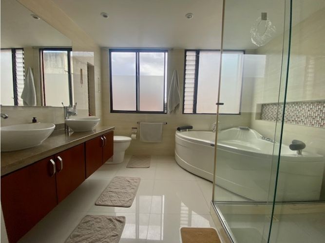 Apartamento de 4 alcobas en venta en Santa Barbara, Bogotá, 213 m² · foto 8 de 18