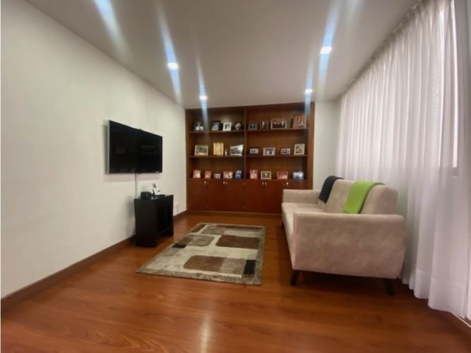 Apartamento de 4 alcobas en venta en Santa Barbara, Bogotá, 213 m² · foto 13 de 18