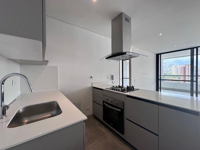 Apartamento de 2 alcobas en arriendo en El Poblado, Medellín, 95 m² · foto 4 de 19