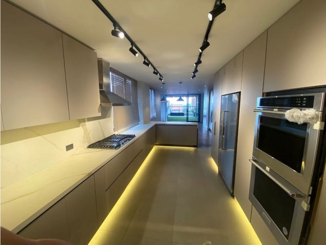 Apartamento de 3 alcobas en venta en Los Rosales, Bogotá, 291 m² · foto 2 de 16