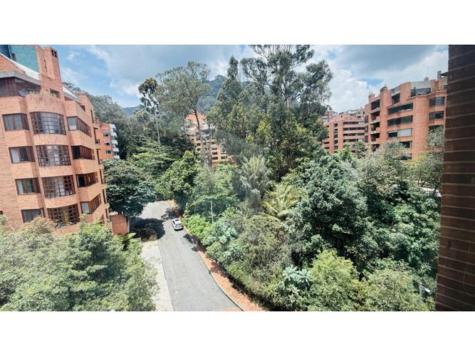 Apartamento de 2 alcobas en venta en Los Rosales, Bogotá, 205 m² · foto 2 de 21