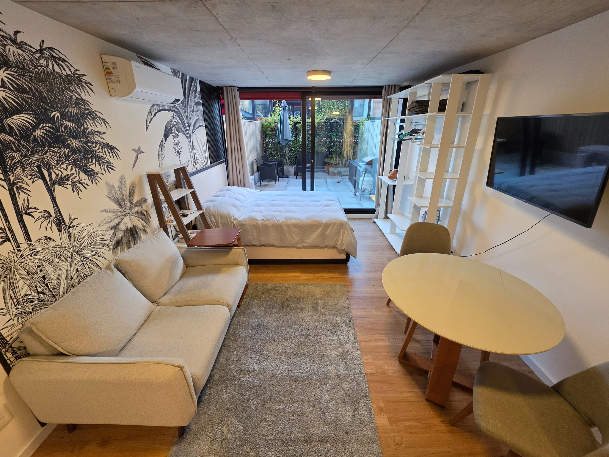 Estudio totalmente amueblado, luminoso, con patio privado y garaje