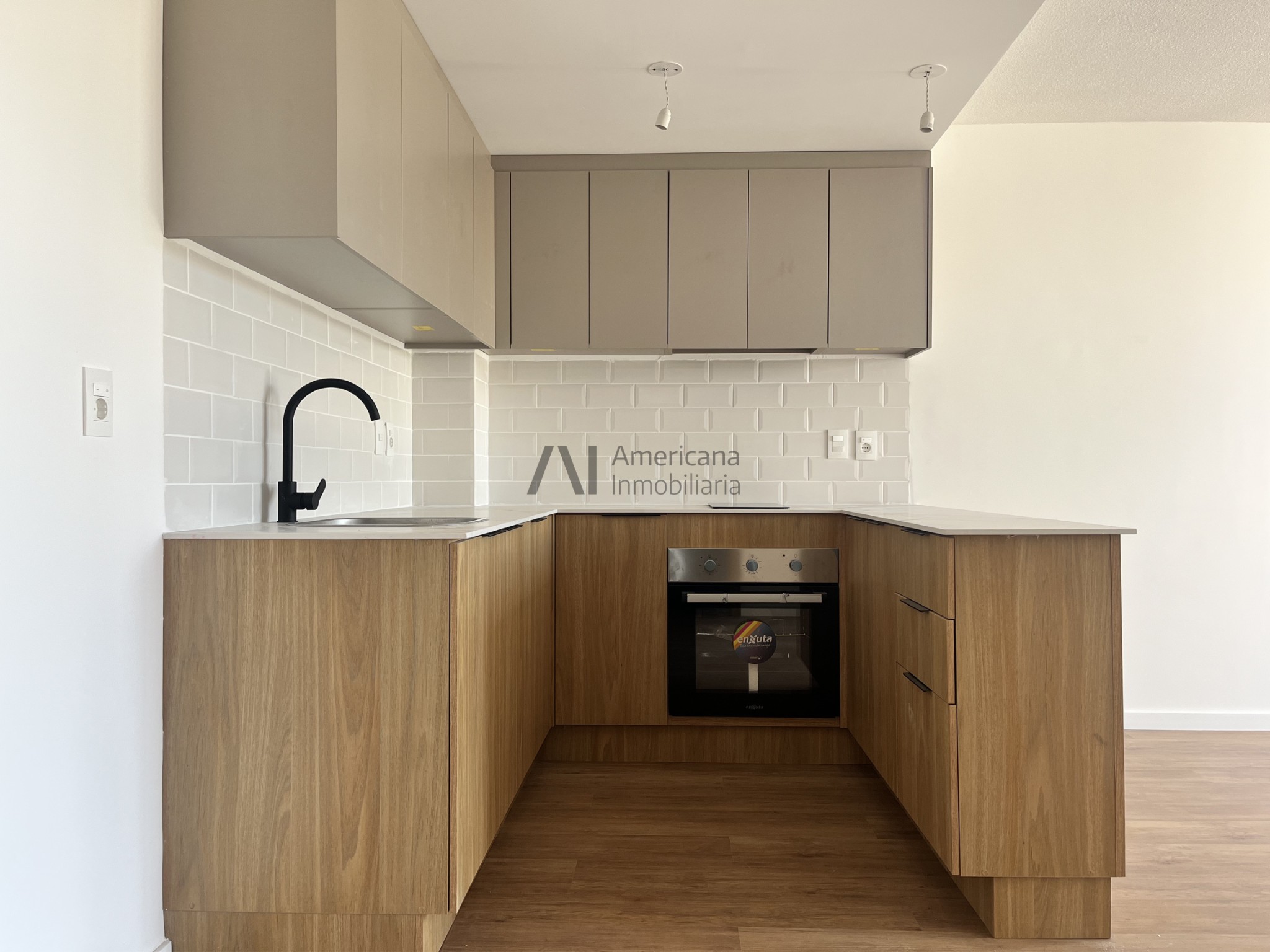 SOBRE PLAZA VARELA | INMEJORABLE UBICACIÓN | 1 DORMITORIO A ESTRENAR. -