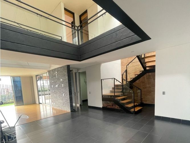 Casa de 4 alcobas en venta en Loma El Atravesado, Envigado, 331 m² · foto 2 de 14