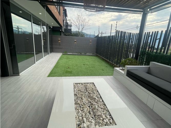 Casa de 4 alcobas en venta en Loma El Atravesado, Envigado, 331 m² · foto 3 de 14