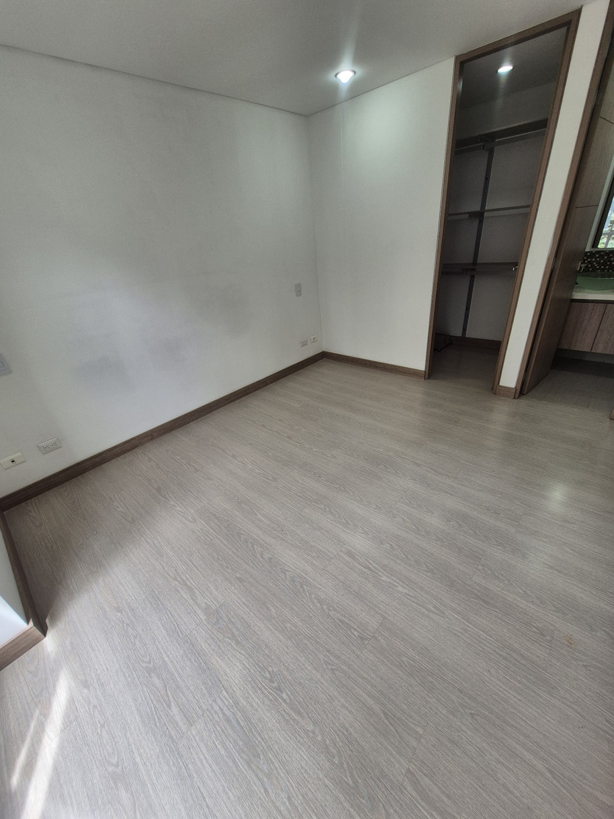 Apartamento en arriendo en Loma Del Esmeraldal, Envigado · foto 12 de 13