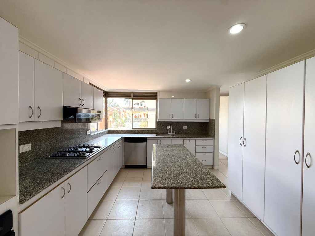 Apartamento en arriendo en El Poblado, Medellín · foto 3 de 24