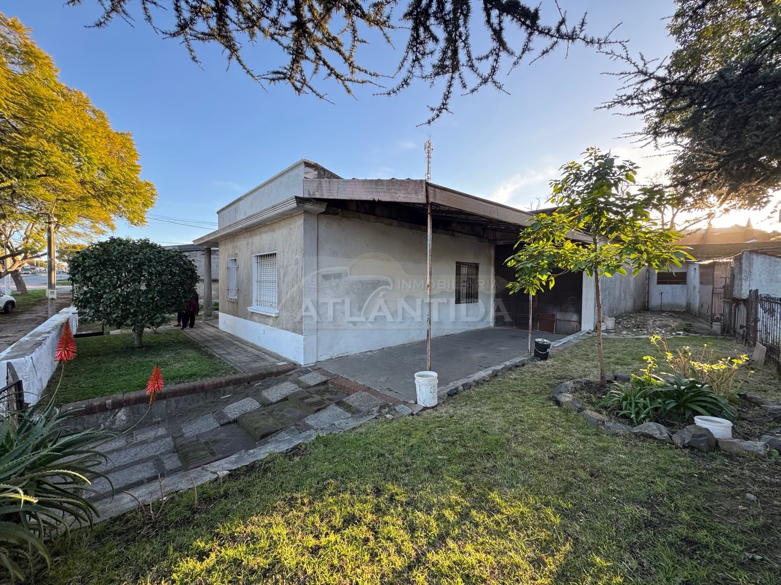 Venta Casa 3 Viviendas | Gran Padrón De 578 M2 De Terreno Sobre Av. Gral Flores, Cerrito. Inm Atlántida