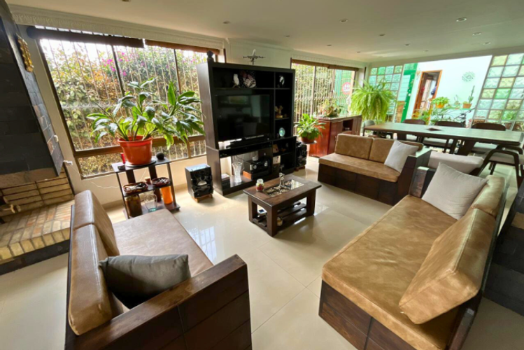 Casa de 5 alcobas en venta en Cota, 240 m² · foto 2 de 24