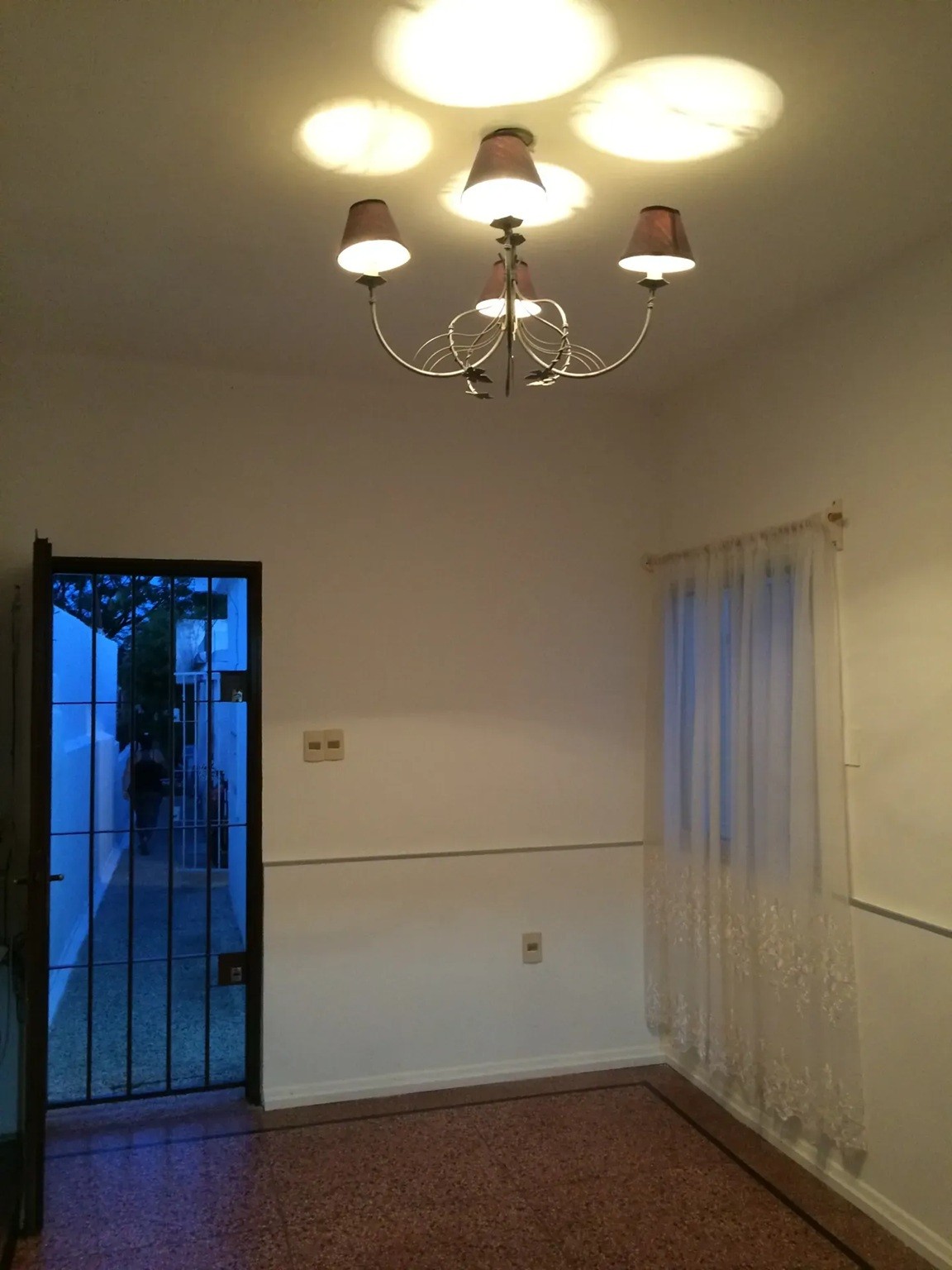 ALQUILER EN CERRITO DE 2 DORMITORIOS, PLANTA BAJA INTERIOR, REJAS, PATIO Y SIN GASTOS COMUNES