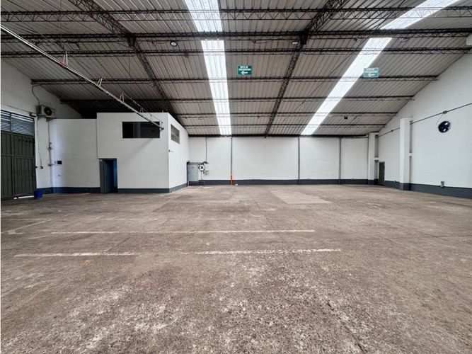 Bodega en arriendo en La Esmeralda, Itagüí, 420 m² · foto 4 de 10
