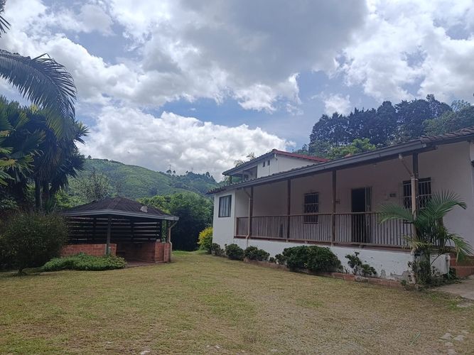 Finca en arriendo en Santa Elena, Medellín, 214 m² · foto 2 de 24