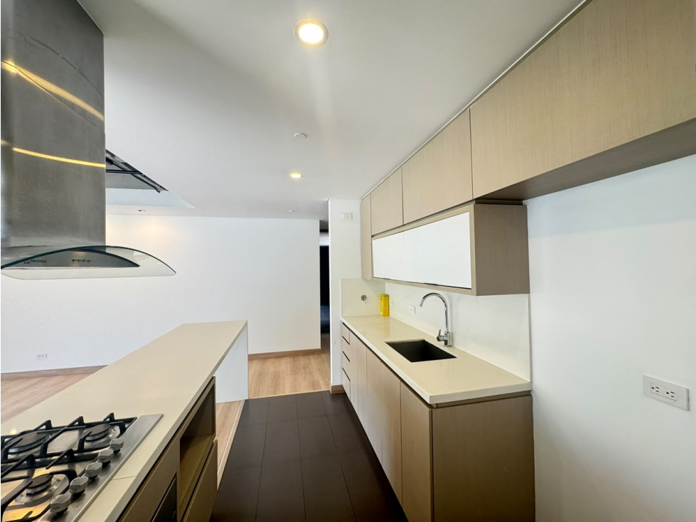 Apartamento en arriendo en Altos Del Poblado, Medellín · foto 7 de 15