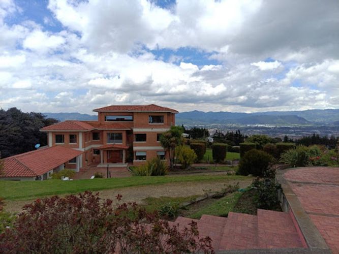 Casa de 8 alcobas en venta en Yerbabuena, Chía, 950 m² · foto 2 de 24