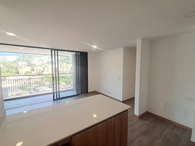 Apartamento en venta en Zona Industrial No. 1, Itagüí · foto 2 de 24
