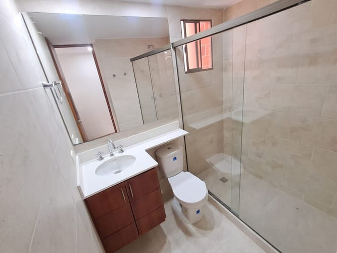 Apartamento de 3 alcobas en arriendo en Los Balsos, Medellín, 116 m² · foto 8 de 17