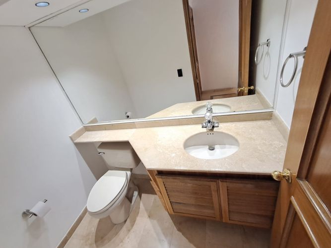 Apartamento de 3 alcobas en arriendo en El Castillo, Medellín, 228 m² · foto 2 de 24