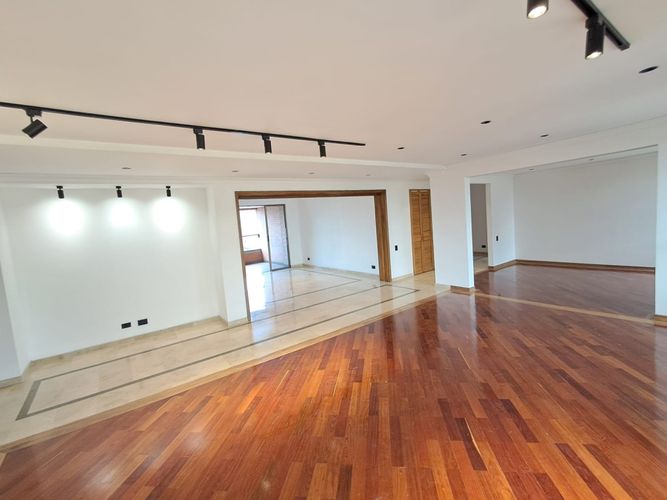 Apartamento de 3 alcobas en arriendo en El Castillo, Medellín, 228 m² · foto 3 de 24