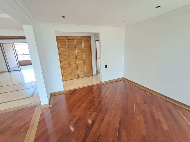 Apartamento de 3 alcobas en arriendo en El Castillo, Medellín, 228 m² · foto 4 de 24