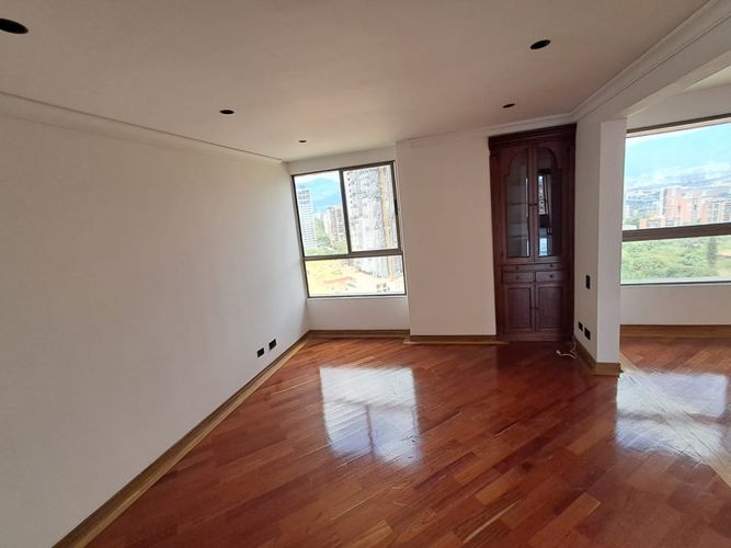 Apartamento de 3 alcobas en arriendo en El Castillo, Medellín, 228 m² · foto 5 de 24