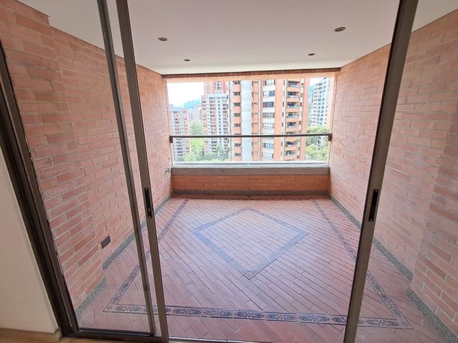 Apartamento de 3 alcobas en arriendo en El Castillo, Medellín, 228 m² · foto 7 de 24