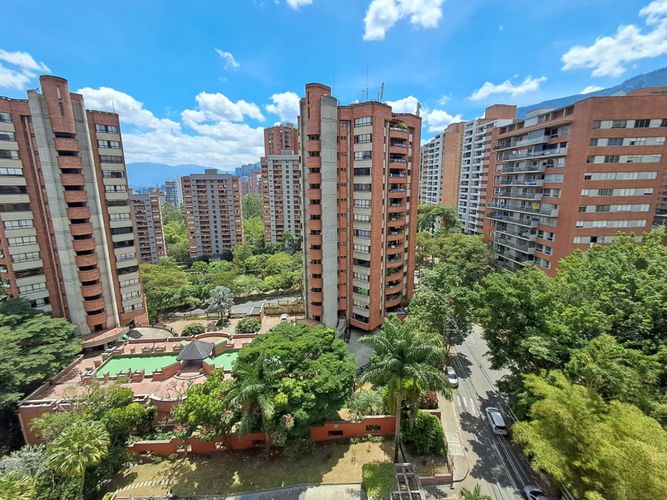 Apartamento de 3 alcobas en arriendo en El Castillo, Medellín, 228 m² · foto 8 de 24