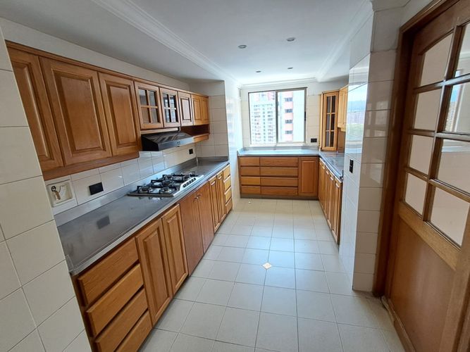 Apartamento de 3 alcobas en arriendo en El Castillo, Medellín, 228 m² · foto 9 de 24