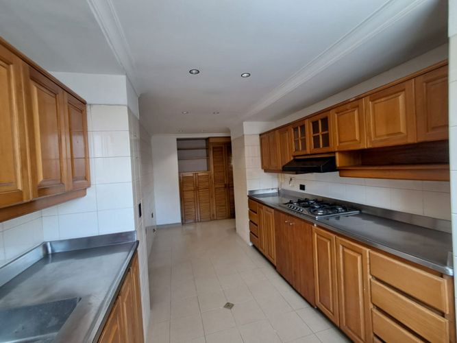 Apartamento de 3 alcobas en arriendo en El Castillo, Medellín, 228 m² · foto 10 de 24