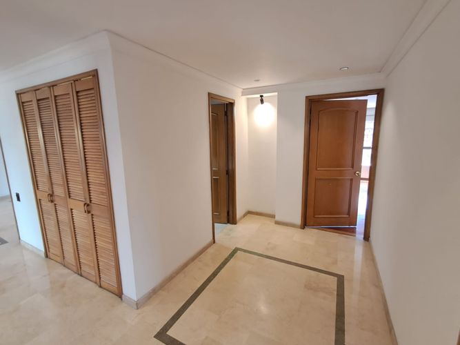 Apartamento de 3 alcobas en arriendo en El Castillo, Medellín, 228 m² · foto 14 de 24